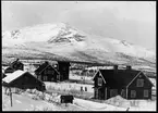 Husbyggnader 3 och 4 vid Bergfors station. Stationen öppnad 1903