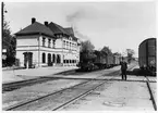 Stationen öppnad av Nässjö- Oskarshamn Järnväg, NOJ 1874. Första stationshus var envånings i trä, det brann i en eldsvåda. 1898 byggdes nytt putsat stationshus i två våningar. 1903 tillbyggdes en halvvånig. Godstrafiken nedlades 1990.
Loket som syns på fotot är  SJ L29 1781, tillverkat av Motala Verkstad 1910, skrotad 1967 i Vislanda. Det är Mogullok med invändiga cylindrar och 1400 mm. drivhjul. Vid förstatligandet erhöll loket littera L 29 och tjänstgjorde bland annat i Malmö. Skrotad 1967 i Vislanda.