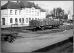 Stationen öppnad av Nässjö- Oskarshamn Järnväg, NOJ 1874. Första stationshus var envånings i trä, det brann i en eldsvåda.1898 byggdes nytt putsat stationshus i två våningar. 1903  tillbyggdes det  med en våning. Godstrafiken nedlades 1990.