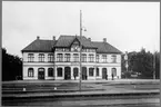 Stationen öppnad av Nässjö- Oskarshamn Järnväg, NOJ 1874. Första stationshus var envånings i trä, det brann i en eldsvåda. 1898 byggdes nytt stationshus två våningar, putsat som tillbyggdes med en våning 1903. Godstrafiken nedlades 1990.