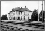 Stationen öppnad av Nässjö- Oskarshamn Järnväg, NOJ 1874. Första stationshus var envånings i trä, det brann i en eldsvåda. 1898 byggdes nytt stationshus två våningar, putsat som tillbyggdes med en våning 1903. Godstrafiken nedlades 1990.