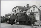 Norra Hälsingslands Järnväg, NHJ Bergsjö station. Station anlagd 1896 med  tvåvånings stationshus i trä. Den upphörde 1962. 
Överföringsvagn smalspårig med norrmalspårig godsvagn.