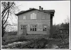 Stationen anlades 1859. 
Nytt stationshus, envånings i trä, uppfördes 1946-47 ca 100 m väster om den smalspåriga banans stationshus.