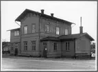 Stationen anlades 1859. 
Nytt stationshus, envånings i trä, uppfördes 1946-47 ca 100 m väster om den smalspåriga banans stationshus.