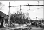 Nytt stationshus, envånings i trä, uppfördes 1946-47 ca 100 m väster om den smalspåriga banans stationshus.