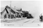 Ursprunglig station byggd av HHJ. Ny station byggd 1913 av HHJ .Station anlagd 1872. Stationshus i två våningar i tegel. Mekanisk växelförregling . Nedlagd 1987. Åter som Pågatågshållplats 10.6.1991 
HHJ , Helsingborg - Hässleholms Järnväg 
HHJ lok 2 