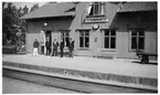 Sveriges statsbanor 2 Sep 1937 Bjärnum.
Stationen byggd 1889 av WHJ .Station med stationshus från 1890. Det finns år 1991 kvar och är numera uthyrt. Kvar är också uthus, lastkaj, godsmagasin och lastbrygga. Persontågsuppehåll slopade fr o m sommartidtabellen 1977 . Station anlagd 1889. En- och enhalvvånings putsad stationsbyggnad.