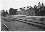 Hässleholms-Markaryds järnväg Bjärnums station 22/7-1924.
Stationen byggd 1889 av WHJ ,Vittsjö - Hässleholms Järnväg. Station med stationshus från 1890. Det finns år 1991 kvar och är numera uthyrt. Kvar är också uthus, lastkaj, godsmagasin och lastbrygga. Persontågsuppehåll slopade fr o m sommartidtabellen 1977 .Station anlagd 1889. En- och enhalvvånings putsad stationsbyggnad.