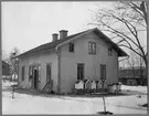 Före detta stationshuset i Blidsberg. En ny  bansträckning drogs några hundra meter bort och stationshuset ersattes 1906 av ett nytt vid den nya bandelen.