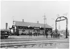 Invigning på Borrby station år 1894. Notera att tornspiran på Sankta Maria kyrka i bakgrunden är under uppbyggnad.