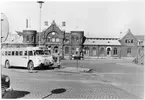 Borås station mars 1960. Snabbussen Göteborg - Borås. Jönköping - Stockholm på stationsplanen. Insattes i trafik den 5 Juli 1953.