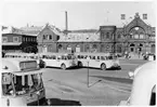 Borås station mars 1960. Snabbussen Göteborg - Borås. Jönköping - Stockholm på stationsplanen. Insattes i trafik den 5 Juli 1953.