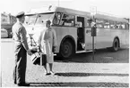 Borås station mars 1960. Snabbussen Göteborg - Borås. Jönköping - Stockholm på stationsplanen. Insattes i trafik den 5 Juli 1953.