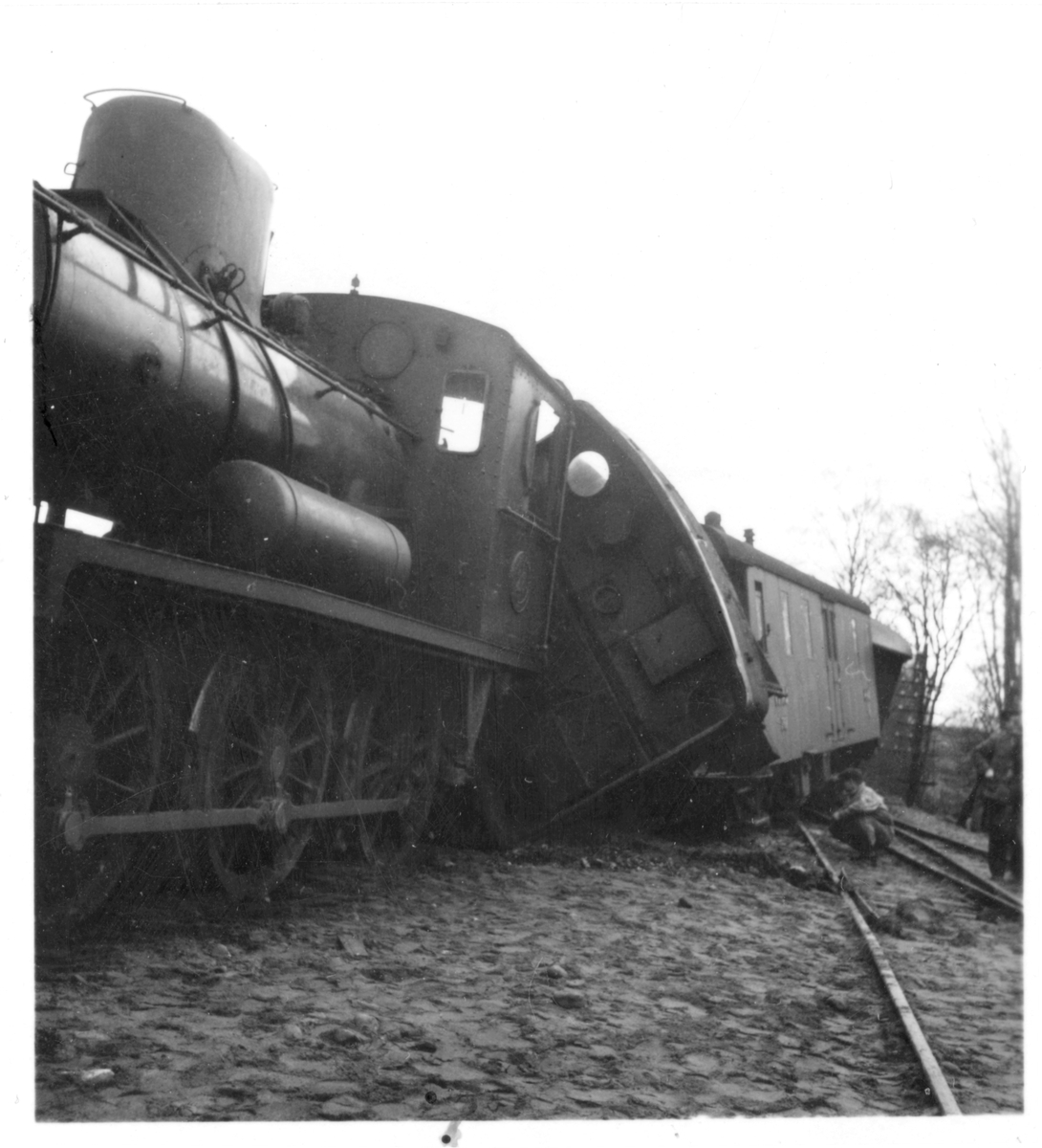 Bredaryd den 4 december 1939. HNJ tåg 1 urspårat i norra växeln, på bangården pågick inbyggnad av mekanisk signal och säkerhetsanläggning.