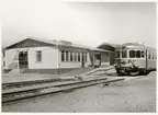 Bräkne-Hoby station vid invigningen av nya stationshuset den 3 maj 1961. Motorvagn, Statens Järnvägar, SJ UBFo6y.