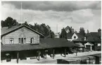 Vy vid Charlottenberg. Stationen öppnad 1865. Eldrift österut 1937, västerut mot Norge 1951.Stationshuset moderniserades och utrustades med värmeledning 1931. Lokstallet byggdes ut 1879 och 1928 och år 1937 drogs  det in värmeledning. Det ena överliggningshuset, 9A, tillbyggdes 1883. I byggnaden är även tulllokalerna inrymda. Även överliggningshuset nr 8 utrustades med värmeledning 1931.Mekanisk växelförregling.Öppnad 4/11 1865. Hållplats 1/10 1994, men kvar som trafikteknisk station.