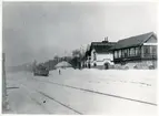 Vy vid Dagarn.Stationen anlades 1899 och i mitten av 1930-talet ombyggdes stationshuset varvid lokalerna omplacerades