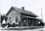 Vy vid Dala. Hållplats anlagd 1873. Envånings stationshus i trä, moderniserat 1949