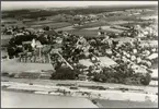 Vy över Dalby. Stationen byggd 1893 av Malmö- Tomelilla Järnväg, MöToJ. Stationen anlades 1893. Tvåvånings stationshus i tegel. Mekanisk växelförregling