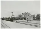 Vy vid Dala-Järna. Hette tidigare Uppsälje.Stationshuset uppfördes 1902. Några större ombyggnadsarbeten har sedan dess ej ägt rum