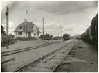 Vy vid Dalsjöfors.Till höger ankommande linlastade vagnar. Stationen ritad av arkitekt Rudolf Lange och öppnad 1917. En- och enhalvvånings putsat stationshus. 1936 ombyggdes väntsal och expedition. Avbemannad från årsskiftet 1974/75, 1980 nedklassat som hållplats. Stationshuset revs sommaren 1982. Stationshuset ersattes efter rivningen av en öppen busskur