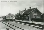 Vi vid Dalskog. Stationen fanns redan från 1879. En- och enhalvvånings stationshus i trä. Trafikplats anlagd 1879. Nuvarande stationshus i två våningar uppfört 1943.