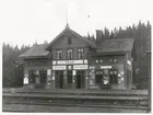 11.1.1946 övertog SJ stationshuset från NKlJ sedan det gamla BJ-stationshuset brunnit. Stationen anlades 1879. Nuvarande stationshus uppfördes 1946-48. Den gamla stationen brann ned 1947. Tvåvånings putsat stationshus.
NKlJ , Nordmark - Klarälvens Järnväg