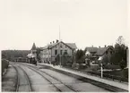 Station före branden 1910.
Stationen anlades 1879.
Pingstaftonens förmiddag 1910 brann stationen ned till grunden tillsammans med Hotell Drott, Lilla Hotellet och Järnvägshotellet. Stationsbyggnaden var från sitt ursprungliga skick påbyggd med en våning, samt en farstu norrut. 1912 stod det nya stationshuset färdigt. Intill dess användes en reservstation i en fastighet som tillhörde DJ och som låg vid spårområdet på södra sidan. 
DJ , Dalslands Järnväg