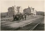 Eds station med hotellet i förgrunden.
Stationen anlades 1879.
Pingstaftonens förmiddag 1910 brann stationen ned till grunden tillsammans med Hotell Drott, Lilla Hotellet och Järnvägshotellet. Stationsbyggnaden var från sitt ursprungliga skick påbyggd med en våning, samt en farstu norrut. 1912 stod det nya stationshuset färdigt. Intill dess användes en reservstation i en fastighet som tillhörde DJ och som låg vid spårområdet på södra sidan. 
DJ , Dalslands Järnväg