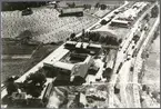 Flygbild Eksjö.
Station anlagd 1873. Nybyggt stationshus, två våningar i tegel, 1897. Den första stationsbyggnaden envånings i trä. Nytt stationshus 1897. godsmagasinet brann 1902, ersatt med ett nytt 1903. Nytt lokstall 1898. 1874 byggdes en järnvägsverkstad med korsvirke och tegel. Denna brann 1922. Ny verkstad byggd 1916 - 1923.