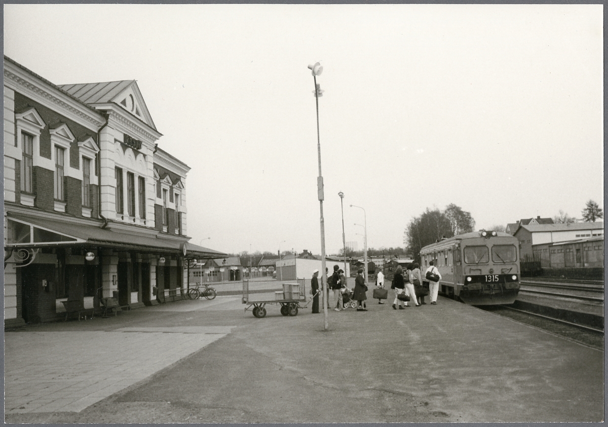 Station anlagd 1873. Nybyggt stationshus, två våningar i tegel, 1897. Den första stationsbyggnaden envånings i trä. Nytt stationshus 1897. godsmagasinet brann 1902, ersatt med ett nytt 1903. Nytt lokstall 1898. 1874 byggdes en järnvägsverkstad med korsvirke och tegel. Denna brann 1922. Ny verkstad byggd 1916 - 1923. SJ Y1 1315