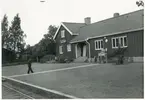 Ekenässjön  stationshus Sävsjö-Målilla  Vetlanda 1/9/1961.
Station anlagd 1913. Envånings stationshus i trä, byggt i vinkel. Väntsalen och expeditionslokalerna moderniserades 1945, tjänstebostaden 1950.