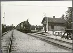 Trafikplatsen anlades av NrSlJ 1895. Stationshuset har sedan dess ej undergått någon större förändring. Bangården har fått spår 3 förlängt .
NrSlJ , Norra Södermanlands Järnväg