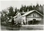Huset uppfördes 1875 som stationsbyggnad där nuvarande stationshus står. Det första stationshuset togs i bruk 1876. Det nya stationshuset byggdes 1900 och ritades av Erik Lallerstedt.  Togs över av SJ Statens Järnvägar 1945, och elektriferat 1956.