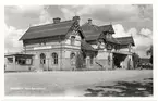 När den statliga stambanan mellan Frövi och Krylbo invigdes, så invigdes även stationen 1900. Västanfors hette stationen före 1947, några år efter som Fagersta stad bildades, fick stationen namnet Fagersta Central, som sen ändrades till Fagersta C. Folke Zettervall var SJ:s chefsarkitekt som ritade stationsbyggnaden.