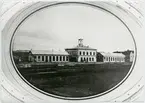 Det första stationshuset byggdes 1858, och är byggt i trä. Stationen var utformad av fortifikationsingenjören Adolf Wilhelm Edelsvärd. 1931 så bytte stationen namn från Falköping Ranten till Falköping Central.