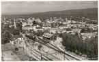 Norra delen av bangården.
Elloket är ett av Nordmark - Klarälvens Järnvägar, NKlJ, nummer 31-45 levererade från AEG åren 1920-1921. Ångloket tillhör Bergslagernas Järnvägar, BJ.