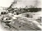 Bangården vid Finspång Station. Rälsbusstallet till vänster.