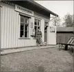 Fridhemsbergs station 1959. Platsvakt  Svea Skärström.