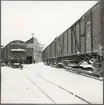 Normalspårsvagnar på övföringsvagnar vid Rockwools fabrik i Gimo. Bilden tagen i samband med nedläggningen av bandelen Faringe-Gimo, 1960.02.01.