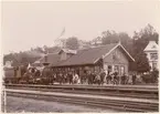 Gnesta stationshus.
Frånvänster: lokputsare Gelin (framför loket) kolkarl Axelsson ( på loket), Sts E.Eriksson (t.v. om Nyhlén) Stk. Nylén ( vituniform), Stk Mandell ( med cykel) Stins Arfvisson ( med signalflaggan i hand), Ex. skrivb.IJT Neander (i studentmössa), Sts. Söderberg(1938 Fti)-bakom pojken på cykeln-Stk Widing (bakom soffan).