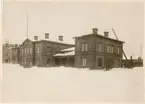 Gävle norra station, riven år 1908
Längst till vänster hotell Fenix 
Stationshuset, mittpartiet i bottenvåning till väster biträdes överliggningsrum en trappa upp stinsbostad
Vänstra flygeln på bottenvåning fördsexpedition en trappa upp maskiningenjörexpedition
Högra flygeln sedan många år omöjlig att använda som bostad