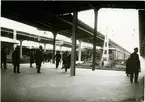 Stationen färdig 15 maj 1930.
Närmast till höger står Pt 1084 till Lerum med 
elektriskt motorvagnståg. X3a/Co1 204, Co5b och X3a/CF2 205. Dessa elmotorvagnståg gick i Göteborgsområdet fram till 1939 då de flyttades till Malmö.
På andra sidan plattformen ett persontåg med S-lok och resgodsvagn F1. 
Längst till vänster ett vagnsätt med F1, C3d, C3d och C?.