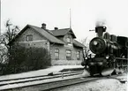 Stationen.
Kristianstad - Hässleholms Järnväg .
CHJ lok 14 