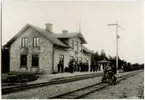 Station öppnad 2/1 1878, hållpl 1954, lastpl 29/5 1960, nedl 1968 . Stationen moderniserades 1943 och fick då rymligare expeditionslokaler genom inknappning av väntsalen.