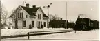 VGJ 27 med tåg
Trafikplats anlagd 1910. En- och enhalvvånings putsad stationsbyggning, renoverad invändig 1947