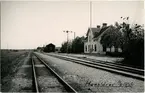 Vykort , Trafikplats anlagd 1910. En- och enhalvvånings putsad stationsbyggning, renoverad invändig 1947