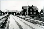 Station anlagd 1924. Tvåvånings stationshus i trä, sammanbyggt i vinkel med godsmagasinet. 1937 ombyggt, så att den tidigare bostadslägenheten blev väntsal och gamla väntsalen expeditionslokaler.