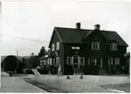 Station anlagd 1924. Tvåvånings stationshus i trä, sammanbyggt i vinkel med godsmagasinet. 1937 ombyggt, så att den tidigare bostadslägenheten blev väntsal och gamla väntsalen expeditionslokaler.