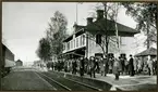 Hedemora station vid Södra Dalarnes Järnvägs 50-års jubileum 17/10 1931
Station anlagd 1882. Tvåvånings stationshus, moderniserat invändigt 1936